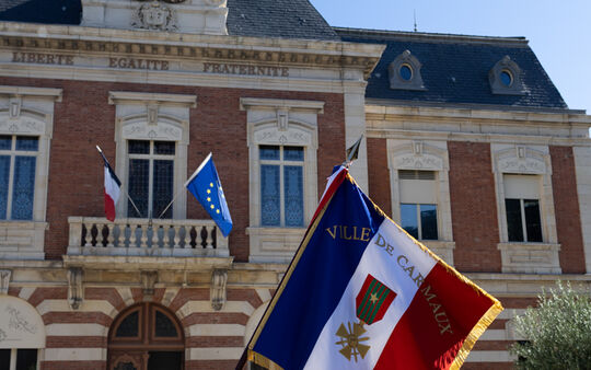Présentation du drapeau  de la ville à l’occasion de la commémoration de sa libération